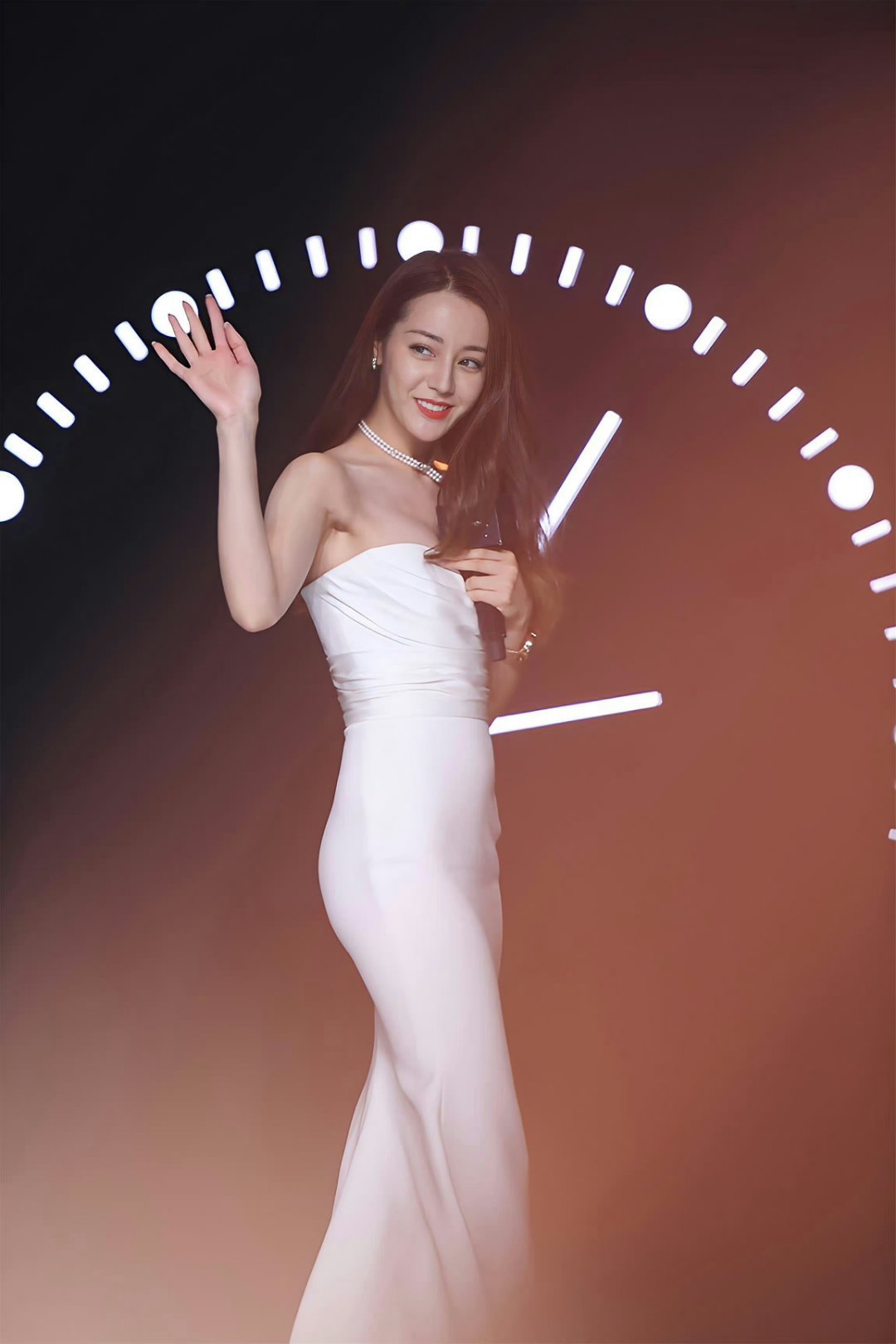 迪丽热巴活动生图，白色抹胸柔美婀娜 ​​​
