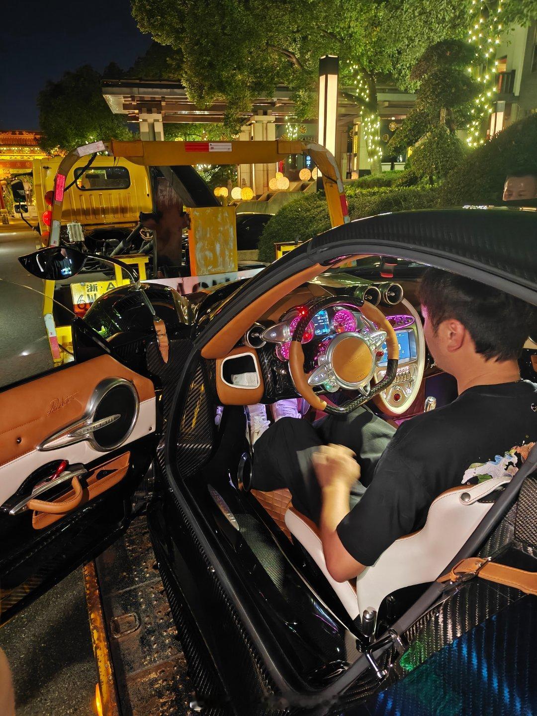 帕加尼huayra roadster tempesta昨晚到了武汉，也是武汉有史