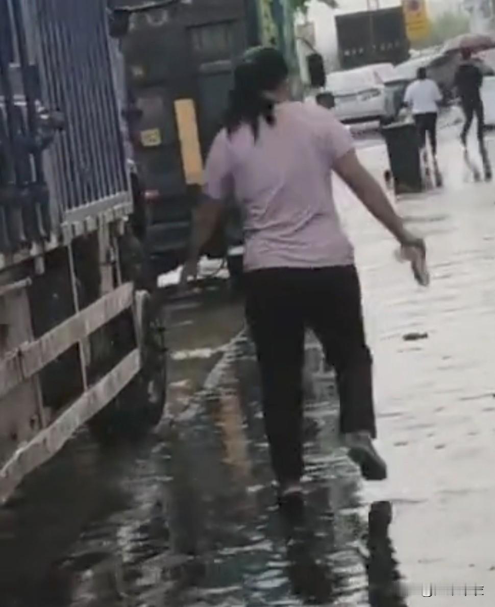 以前上班路上碰见下雨就买伞，如今厂里放着两把伞，租房里也有两把伞，今天再买就5把