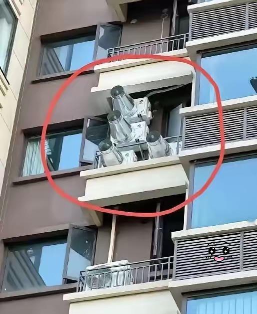 有哪位朋友明白，楼上安装这种装备是什么？是高科技产品吗？还是新型特种装备呀？装备