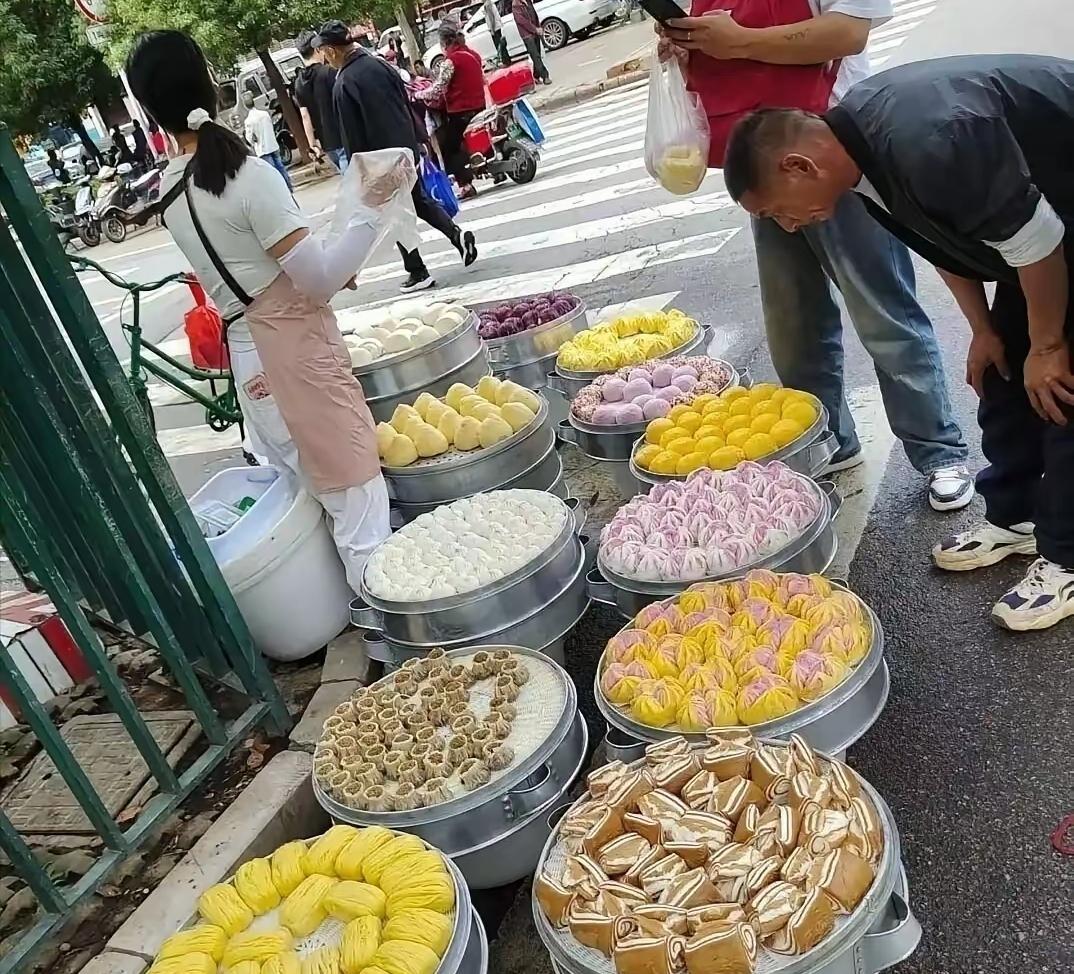 敢蹲路边地上
直接摆馒头售卖的摊主，
真的让人无语。

         路边摆