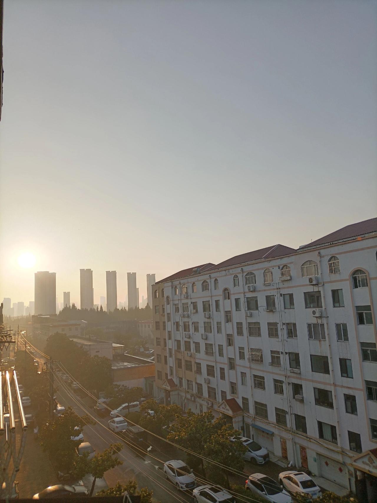 夏日的清晨显得格外的宁静小区居民楼 城市生活气