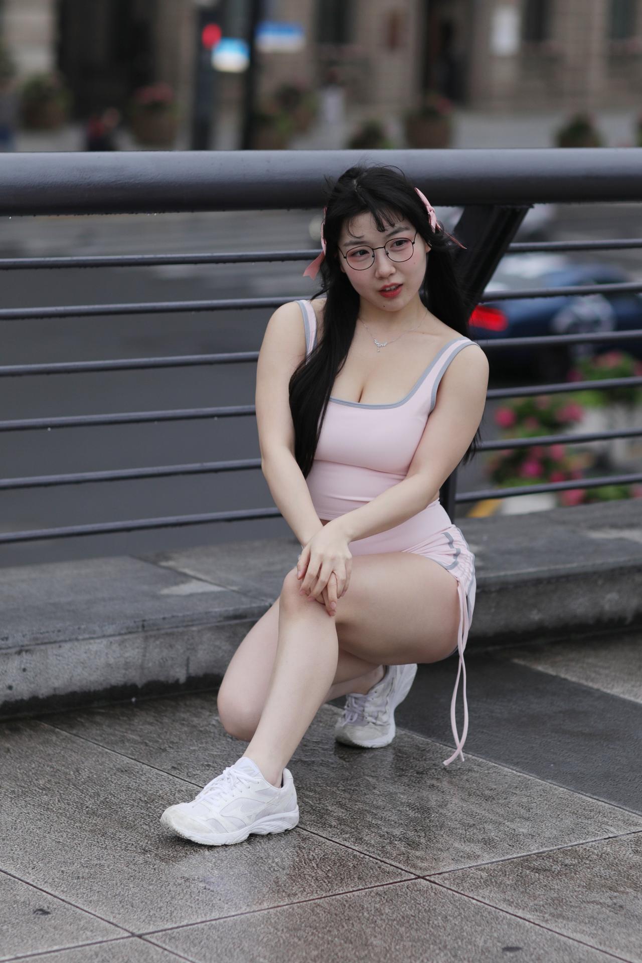 《粉调初夏》
浅粉运动套装勾勒出少女轻盈的线条，白色运动鞋踏在石阶上，马尾间的粉