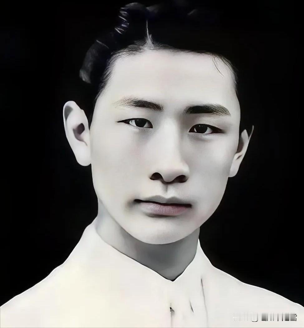 1940年，熟睡中的冯运修，突然感觉不对劲，好像是日军包围他家了。

他从枕头下