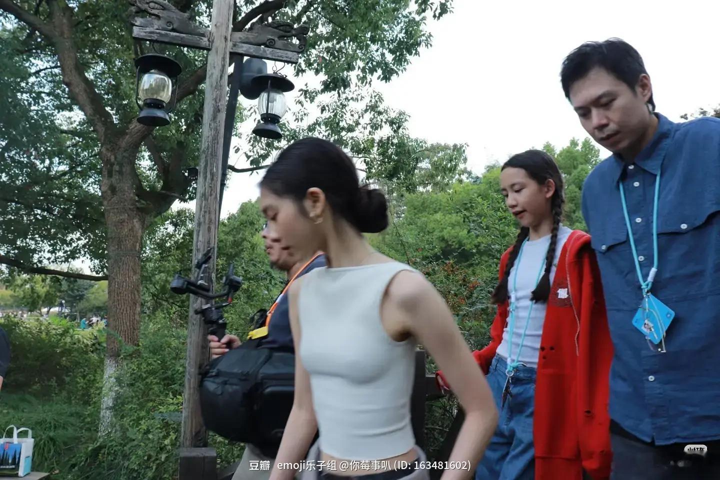 黄多多近照多多在乌镇戏剧节真的好瘦呀 之前看她高中的时候还是肉肉的现在越来越瘦了