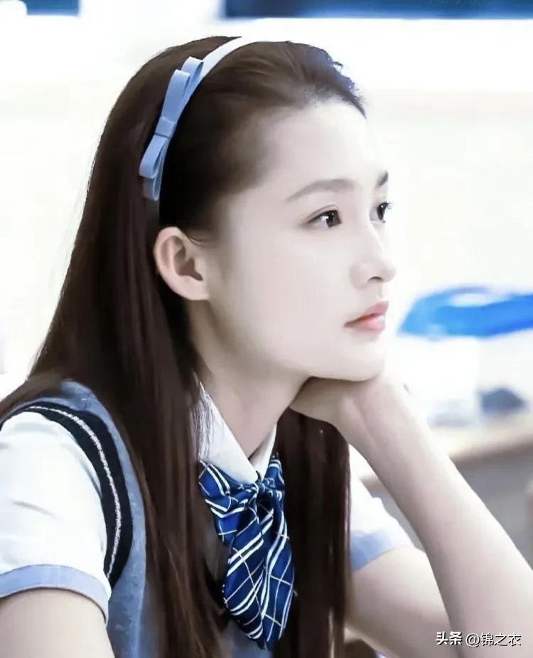 李沁娱乐圈的朋友很多，但是她从来不营销友情，记得很早前有个采访主持人问她有没有交