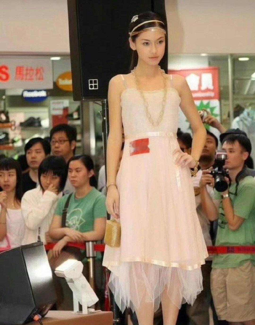 Angelababy和文咏珊17岁同台，俩姑娘都贼清秀！ ​​​