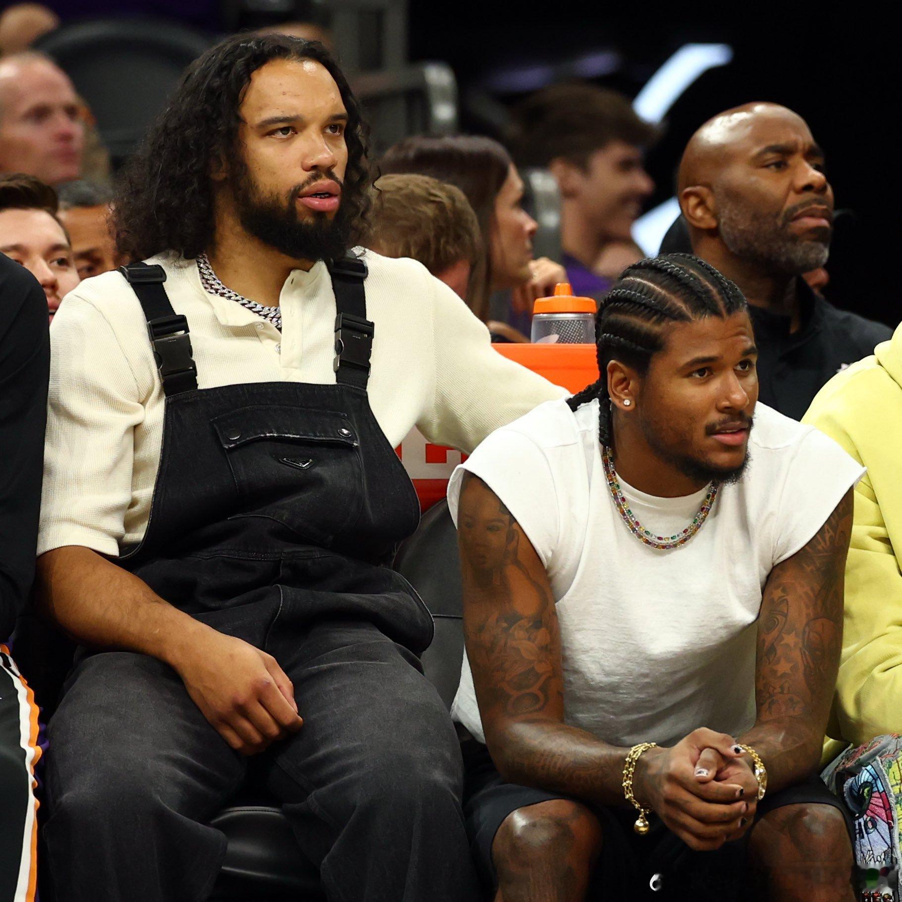 菲尼克斯太阳[超话]  哥俩出来帮帮布克吧[下雨] ​​​