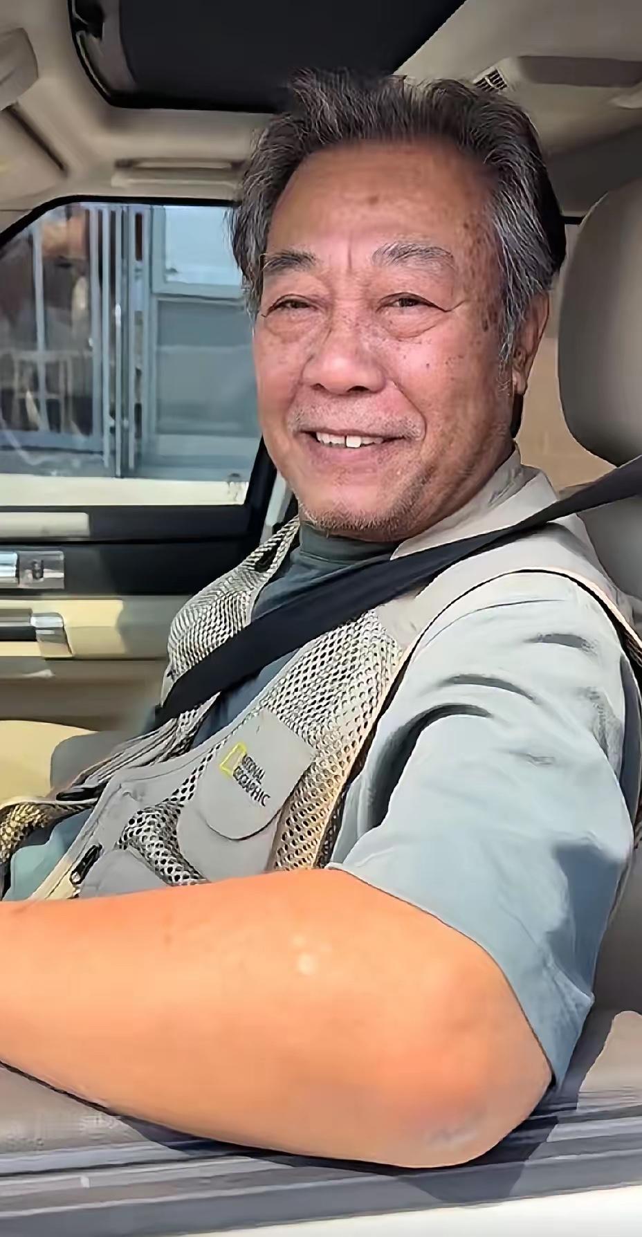 2025年，辽宁街头，老戏骨冯恩鹤亲自驾驶百万豪车外出旅游，头发花白，但是精神矍