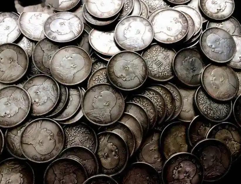 1924年冬天的洛阳城，饥民王老汉蹲在城墙根啃树皮时，不远处的军营里，军阀吴佩孚