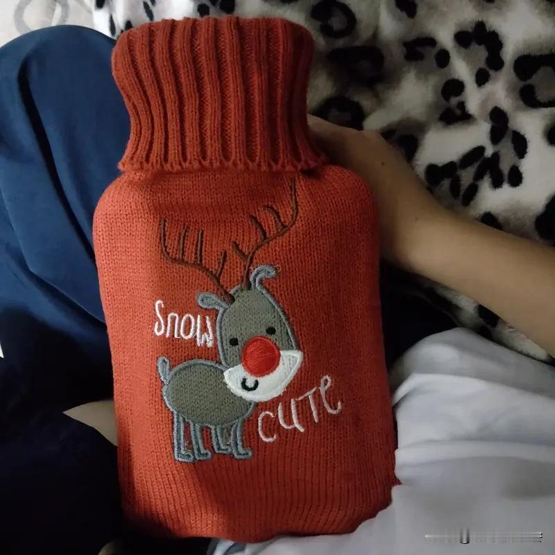 为孩子织的保暖小物 给孩子织保暖小物超有意义！之前给老同学孙女织了件女童套衫。考