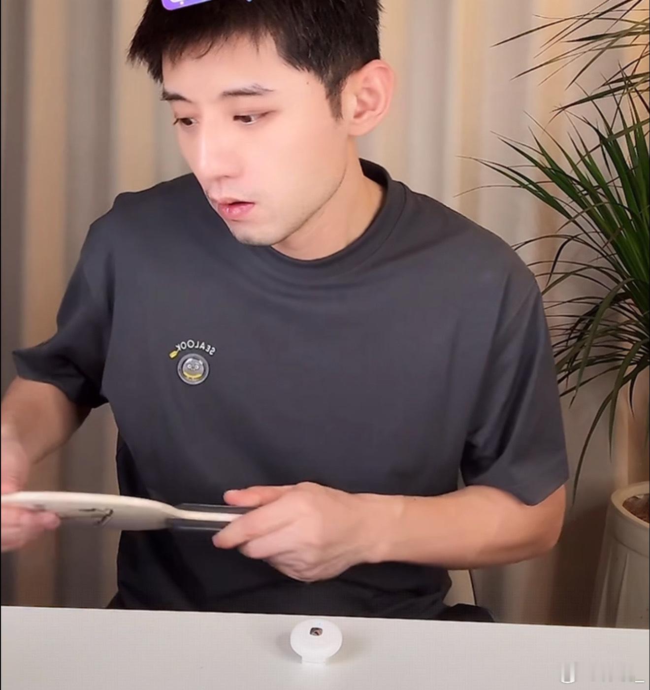 张继科晒樊振东亲签球拍还记得张继科在巴奥决赛前说的那句：小胖，没问题的！祝两位友