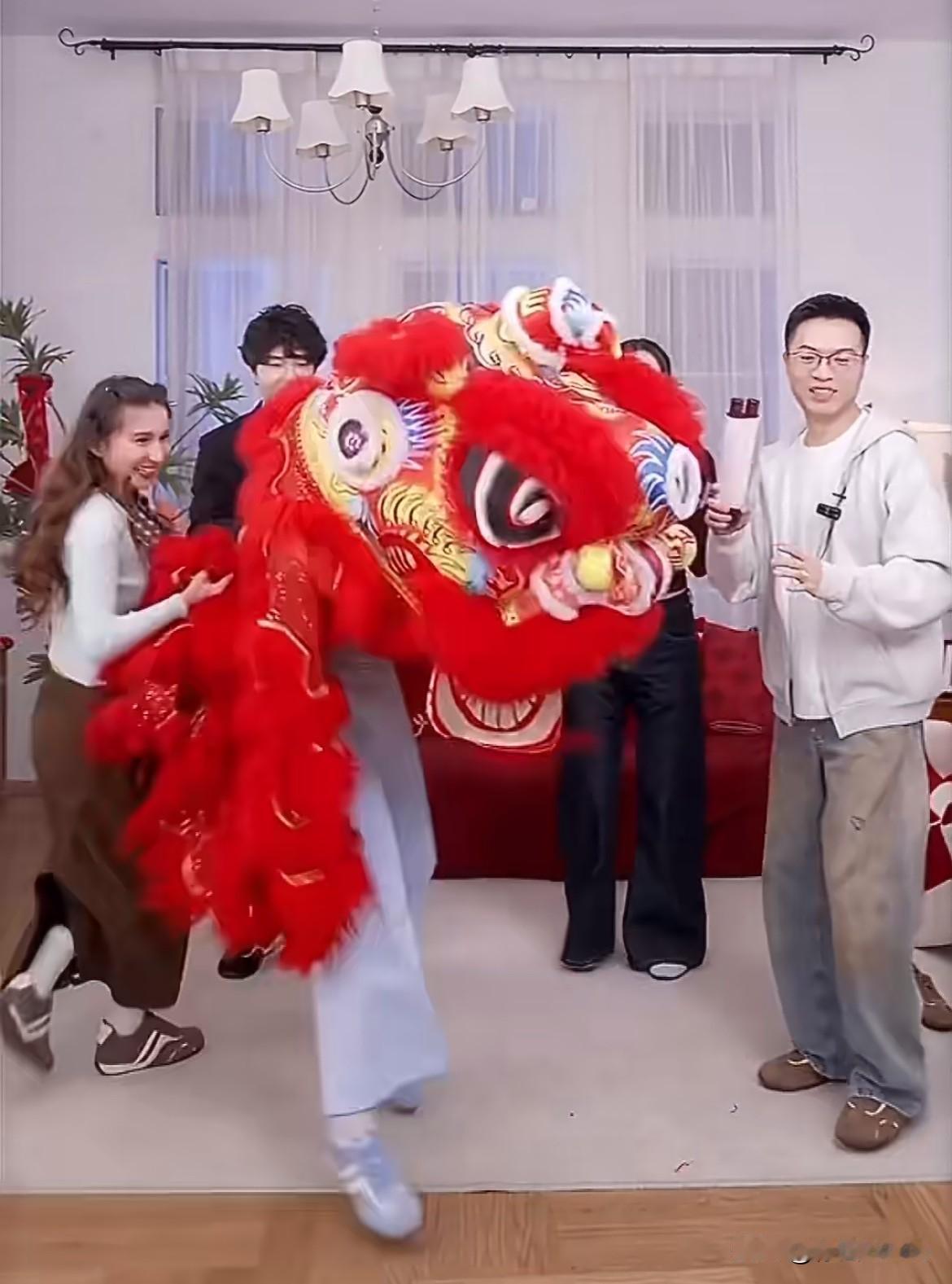 1月28日，杨颖在直播间舞狮，不是简单比划而是舞了好一会，杨颖这个举动被网友夸赞