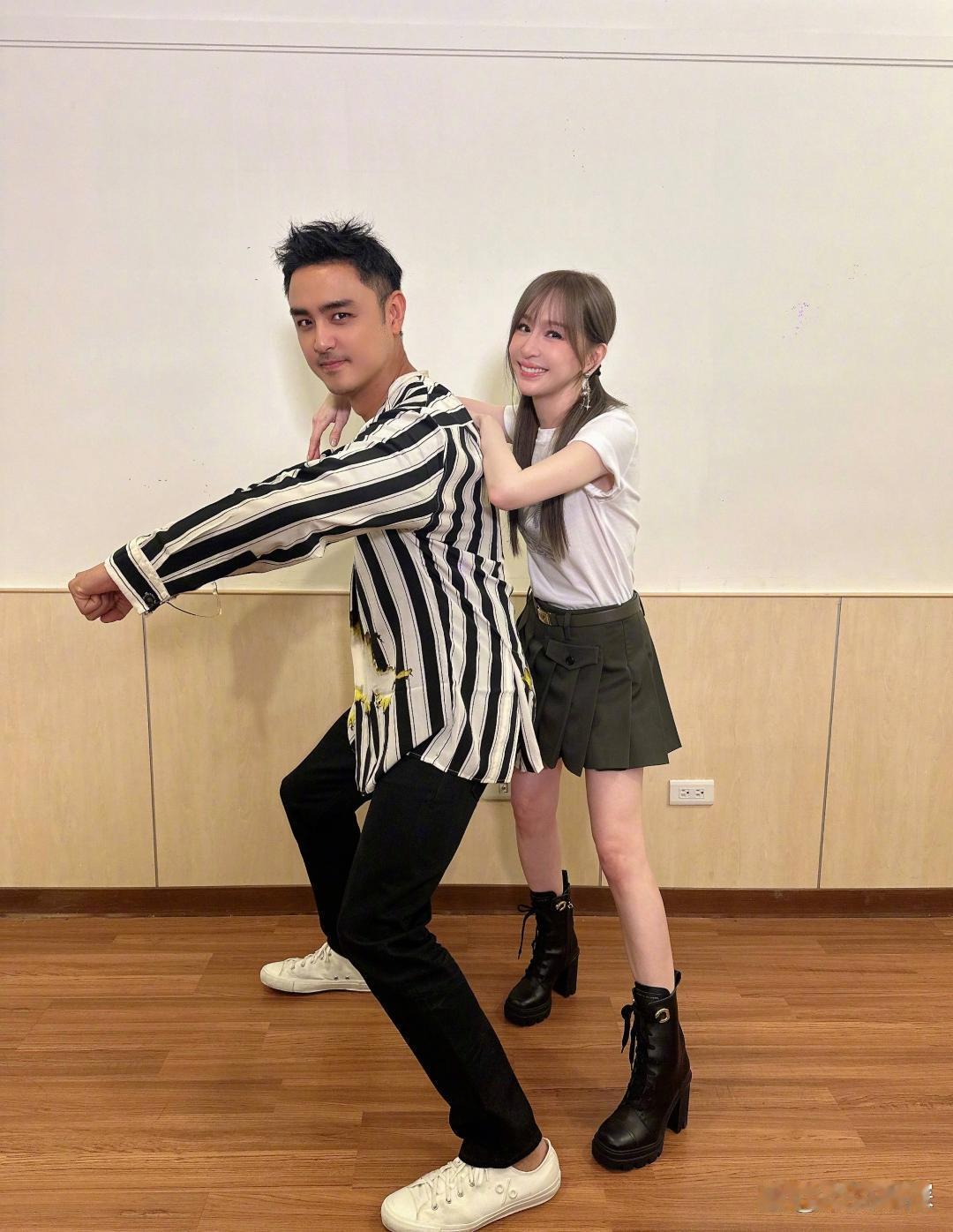明道去看了王心凌的演唱会，并在后台亲密合影，让人梦回《天国的嫁衣》😂 ​​​