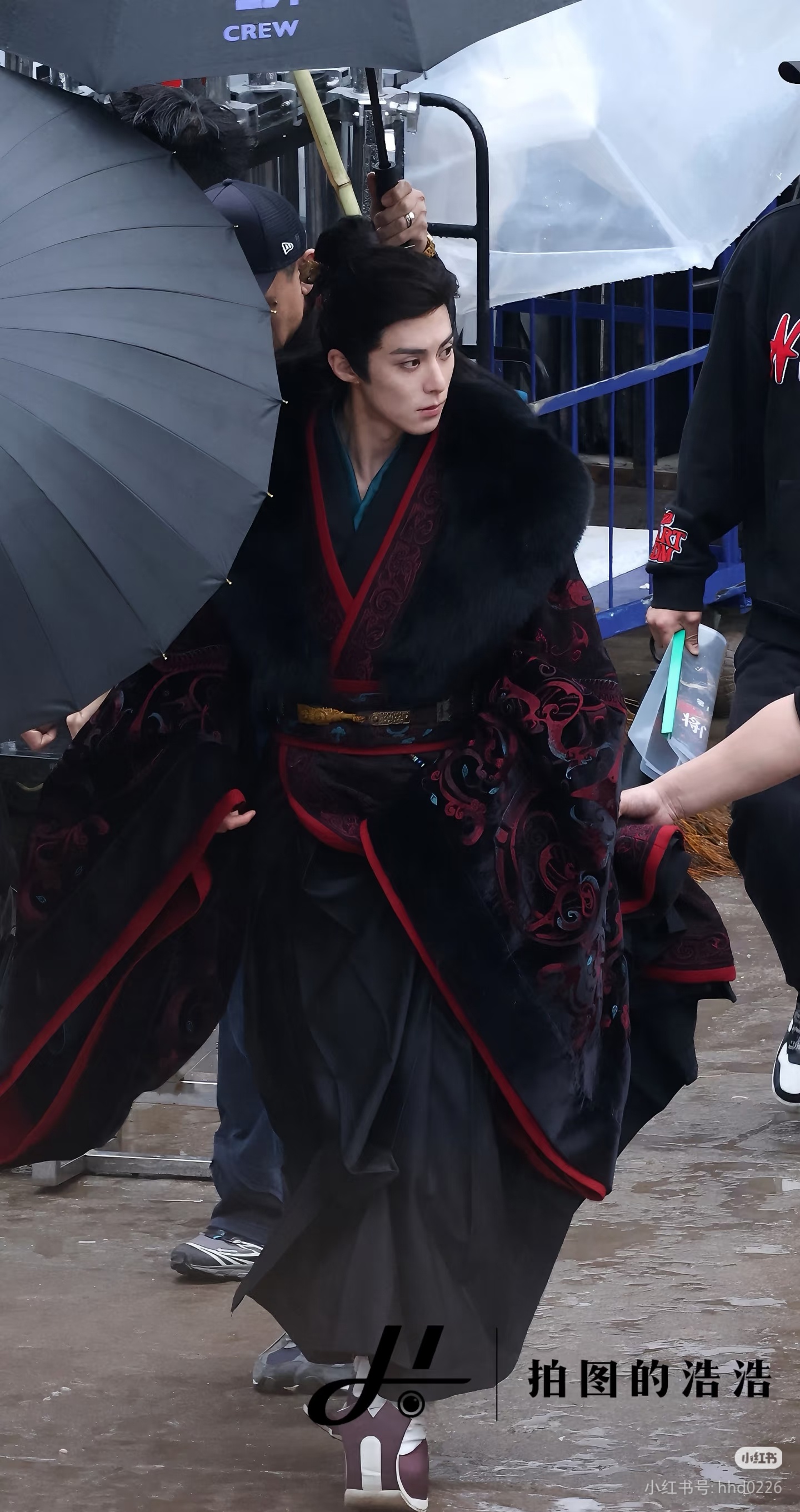 王鹤棣将门独后首套造型路透纯生图，有比官宣图好一些吗？ 