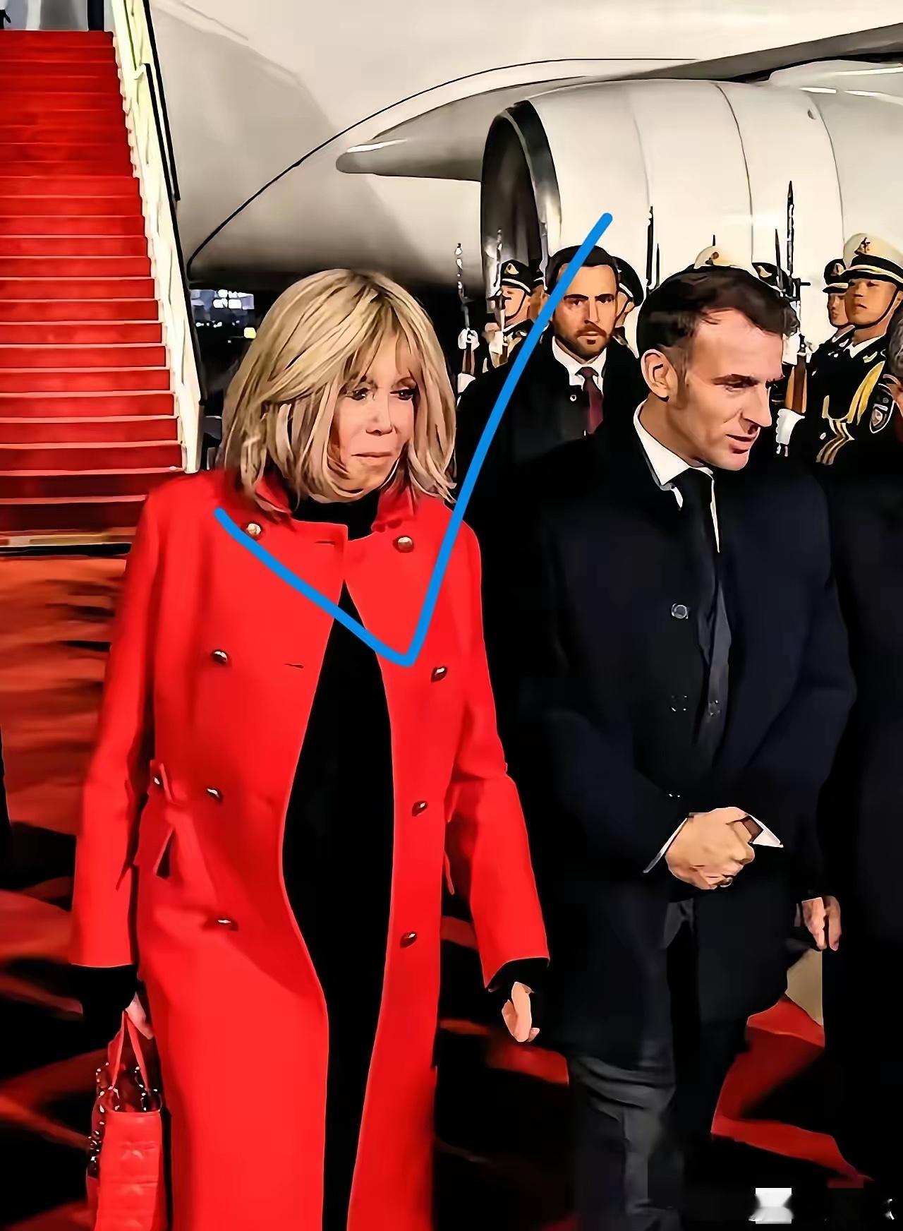 我问做化妆师的朋友，为什么马克龙他媳妇布里吉特的那头发看起来乱乱的，到底是烫坏了