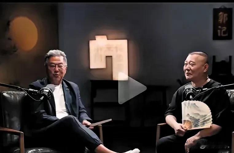 前几天网上挺多人在吵王伟忠采访郭德纲那事。说是王伟忠坐姿不对，腿一直抖，脚还对准