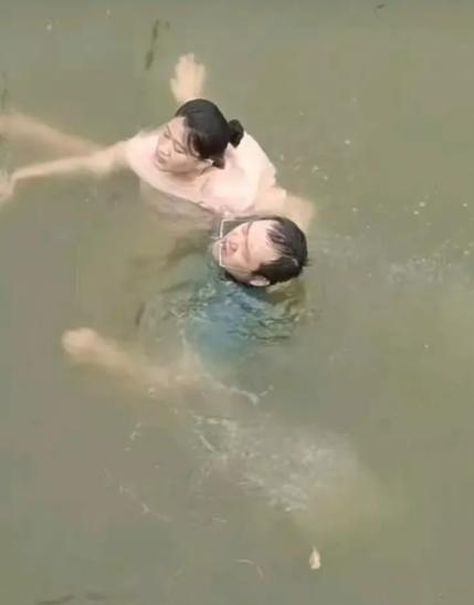 笑不活了！河北，男子见一女子落水，脱了衣服就跳进河里救人，结果游泳的时候把裤头游