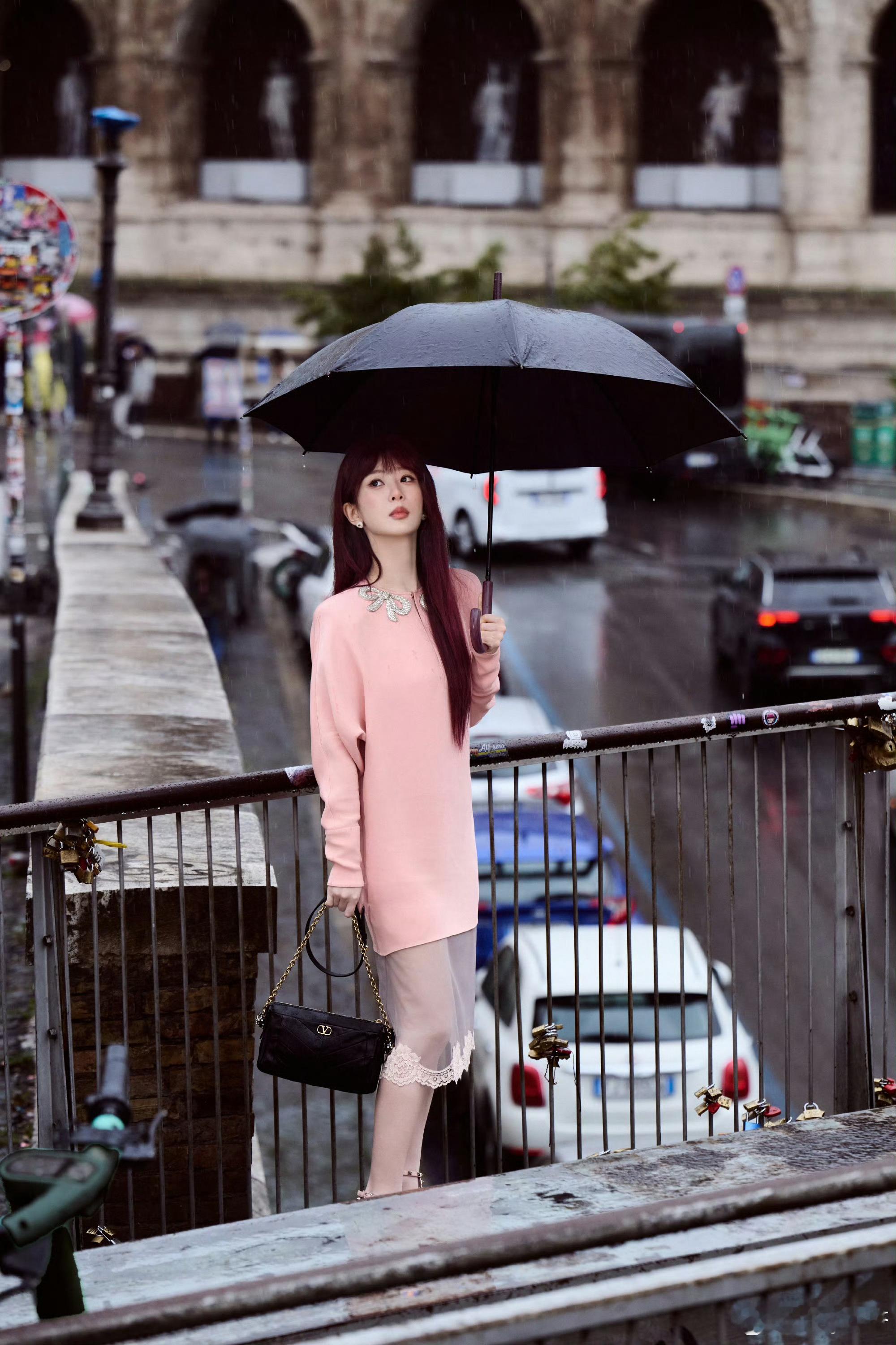 杨紫漫步罗马老街杨紫漫步于罗马雨后老街 杨紫漫步在罗马老街杨紫