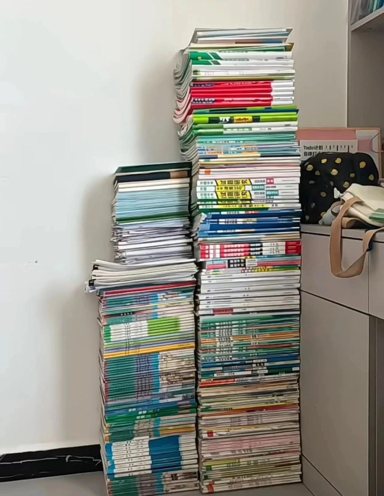 爱学习的小陈称，他今日整理家中，从书柜里翻出了一堆书，觉得自己这几年始终处于学习