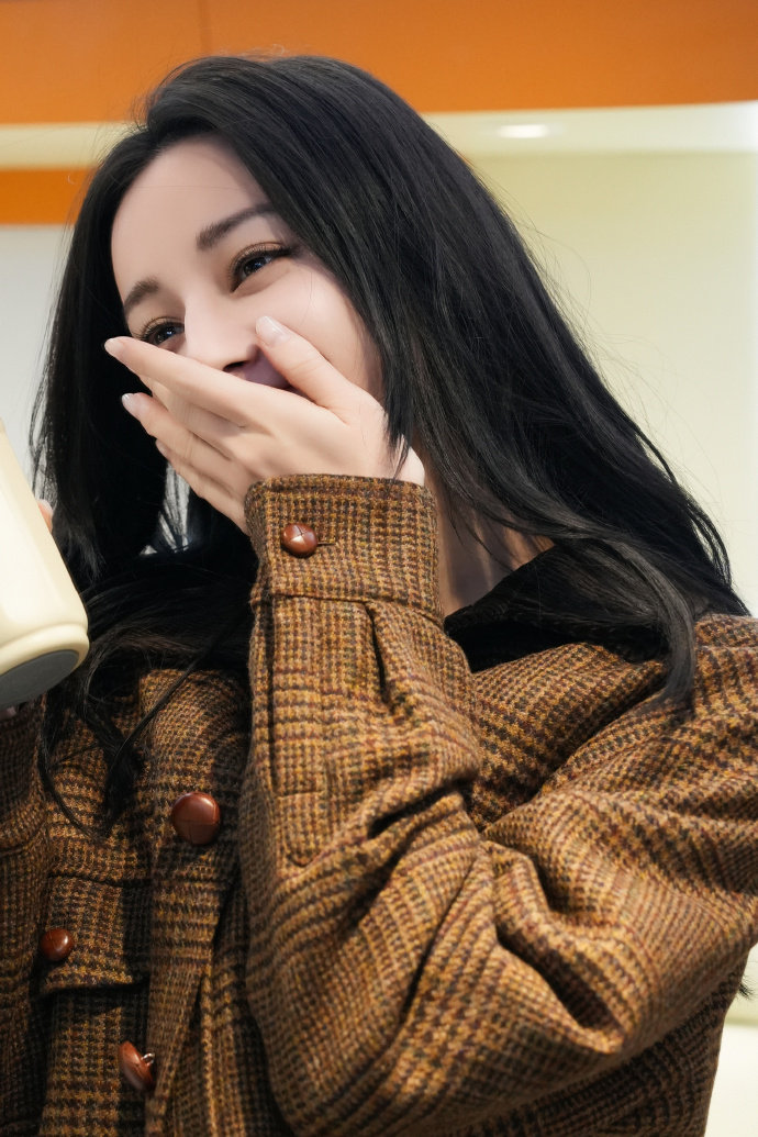 迪丽热巴格纹棕色外套look    迪丽热巴眼前一亮新气象 迪丽热巴格纹棕色外套