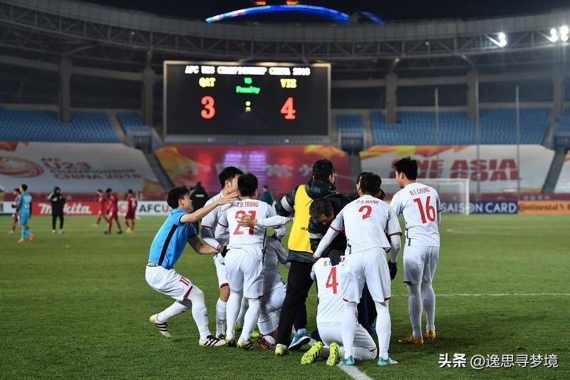 越南球迷目睹球队输球后怒砸电视 北京时间1月21日，U23亚洲杯半决赛中越南U2