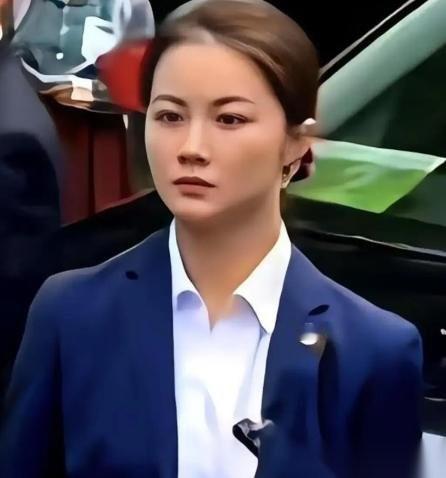 郑丽文在大陆参访时，悄悄问了身边贴身女安保一个问题。对方随口回了三个字，却让这位