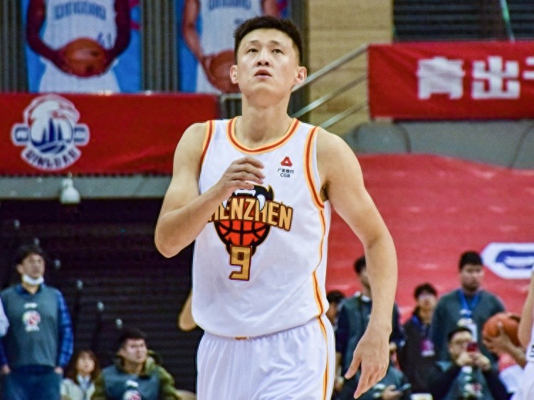 【🏀周鹏：每日200球挑战，只为赛场巅峰🏀】深圳队主教练兼球员周鹏接受《深圳