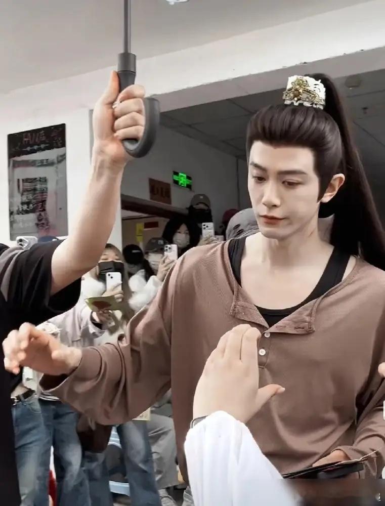 爆红后的邓凯，活成了横店最忙的打工人。 4月11日《金枝》片场，190大个子的邓