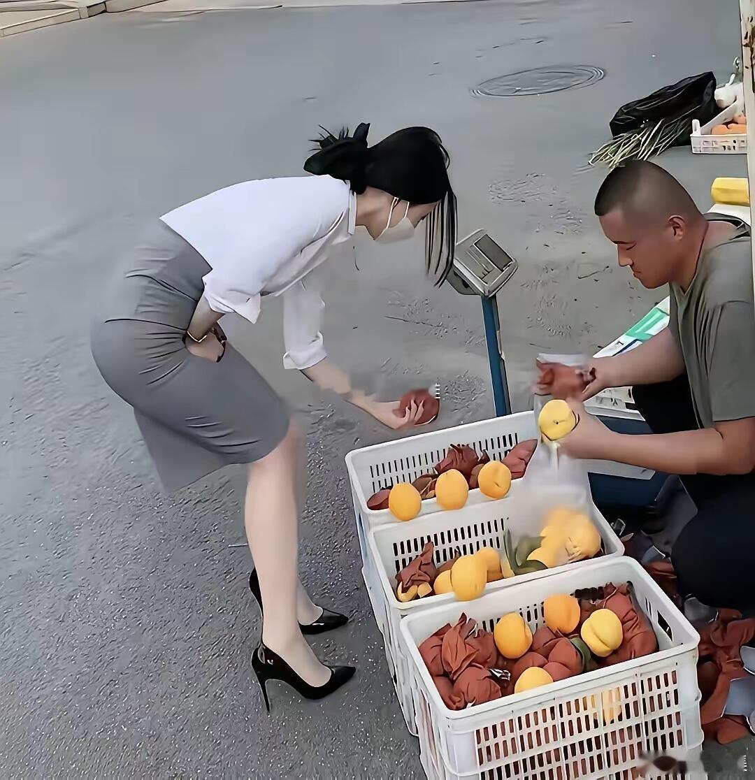路边买水果的小姐姐🍐🍐🍐随拍