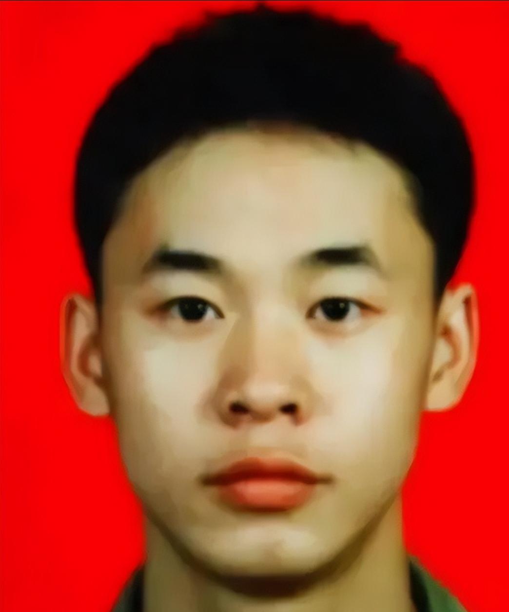 1995年，19岁战士梁强坐大巴返回部队，途中司机停下加油，梁强劝阻无果，就在这