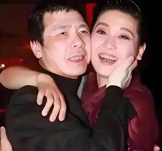 6月17日，冯小刚执导的新电影《抓特务》在北京首映礼现场，作为老婆的徐帆带着女儿