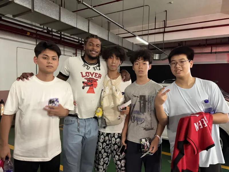 暖心偶像！球迷蹲守杰伦-格林在大堂过夜，格林为其定一间房
08月15日讯，太阳队