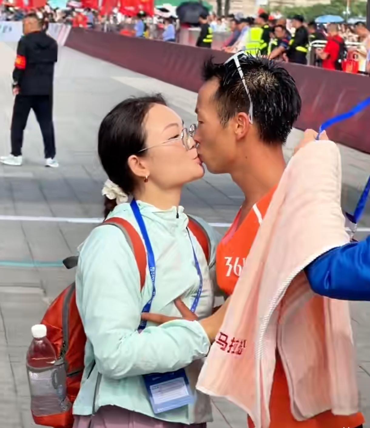 这一幕真的太破防了！闯完贵马英雄十八坡，跑完42公里全程鏖战！管油胜冲线瞬间，妻