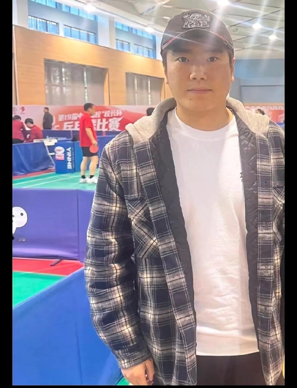 梁靖崑去参加了“校长杯”乒乓球赛，
作为特邀嘉宾他在现场还打起了球。
但是说实话