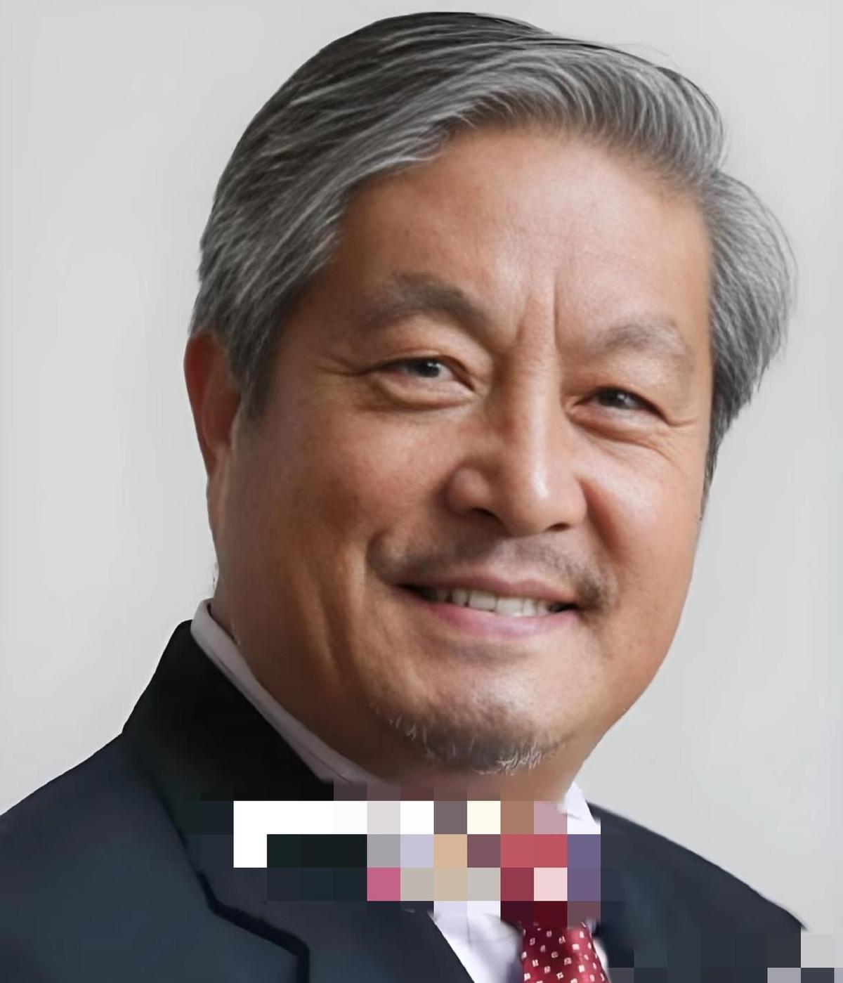 他演啥像啥，没人叫得出名，但一上电视你就觉得眼熟。
《大江大河》里的老书记，《前