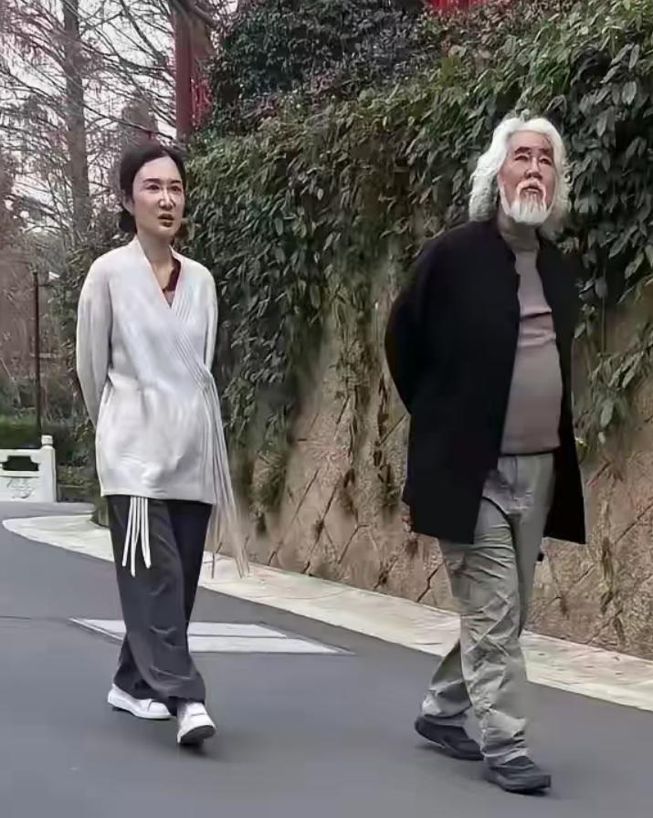 近日，大导演张纪中老先生又想出秀恩爱的新招：他约小娇妻杜星霖一起出去散步，并要求