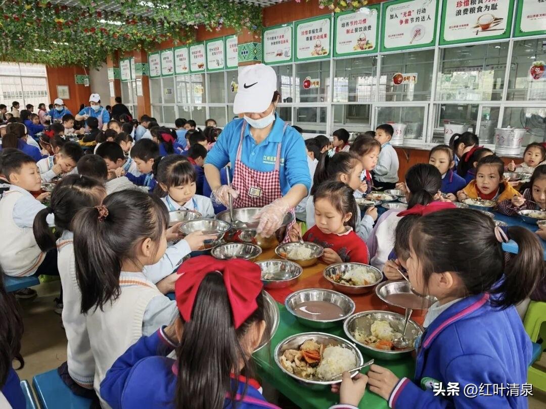 不看不知道，一看吓一跳。时下一些中小学“学校食堂的普遍规则是学校提成12一15%