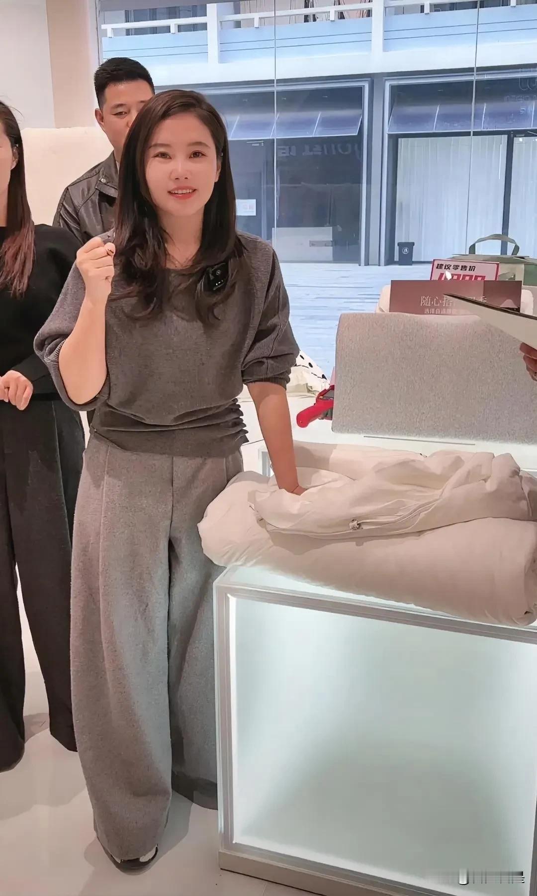 杨妞花已经彻底“上船”！开启了自己的直播带货之路

暨之前带货卖鞋后今日又带货床