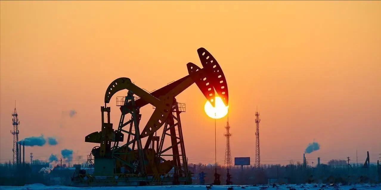 好消息！各位车主注意啦！2025年油价要迎来年内最后一降，而且是“三连降”！想省