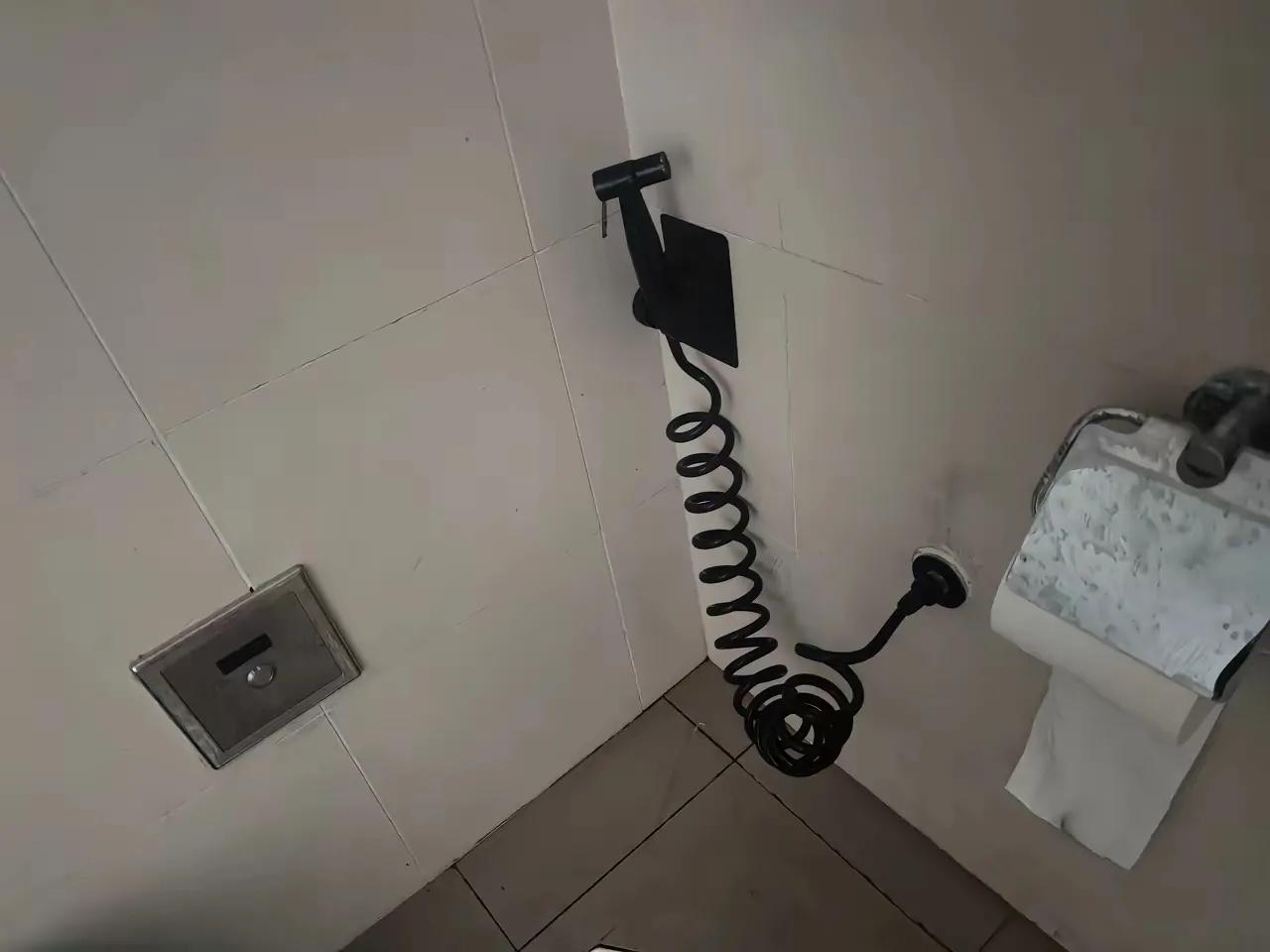 在义乌的这边厕所里见到的，以前没怎么注意，其实以前就见到过的了，这个是啥！有什么