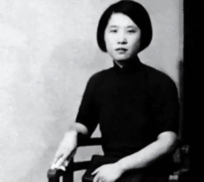 她毕业于黄埔军校，首任丈夫是军事家，为革命牺牲；第三任丈夫是开国元帅，相伴到老，