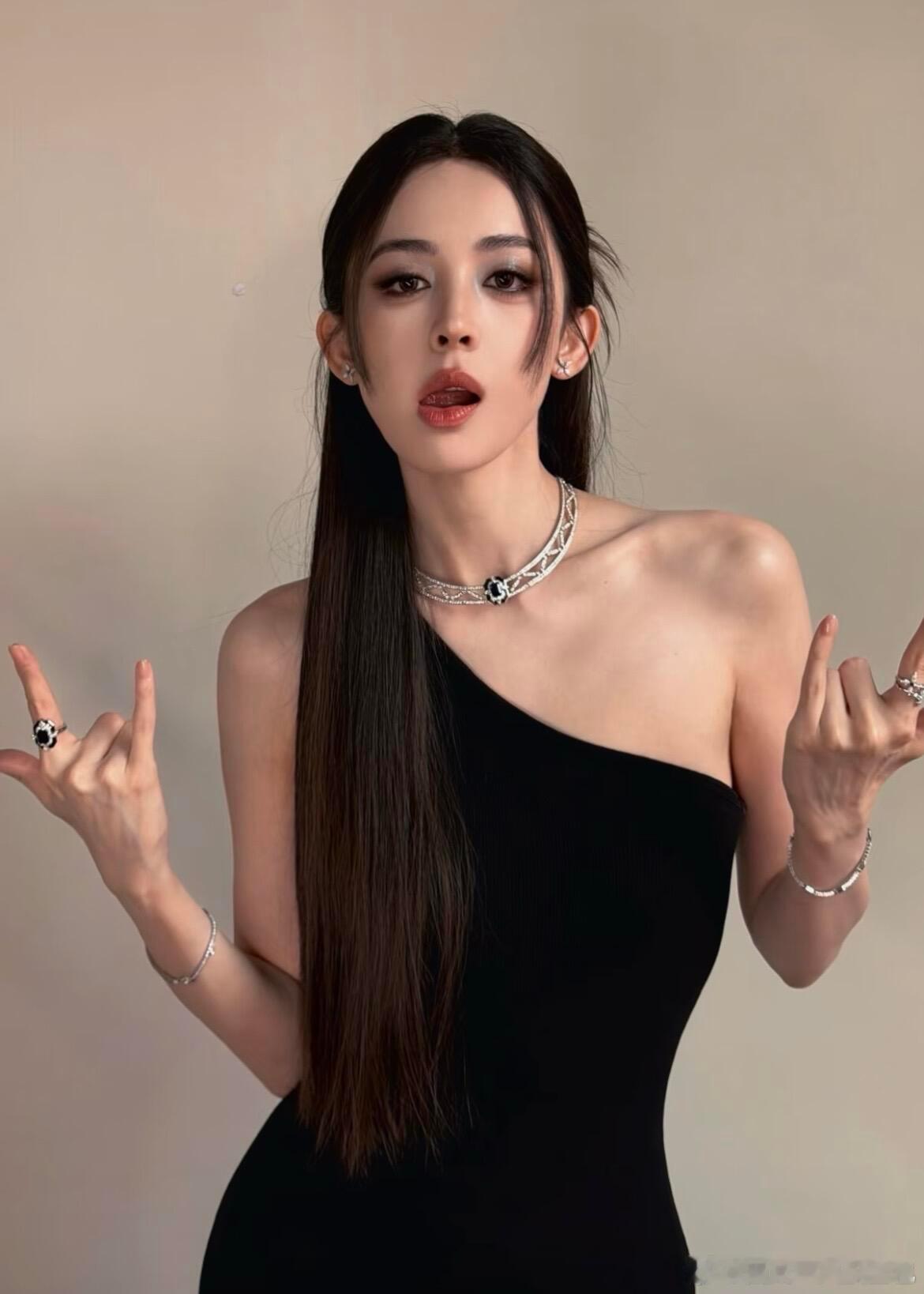 娜扎想尝试寸头真的很好奇娜扎剪寸头会是什么样子，想象一下，明艳的长相配上利落寸头