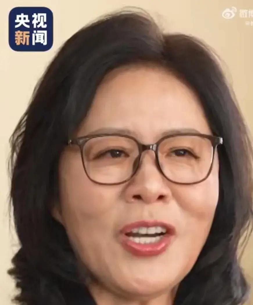 郎平接受《面对面》记者采访，记者提到我们还想让您再回来，再当教练时，郎平先笑了起