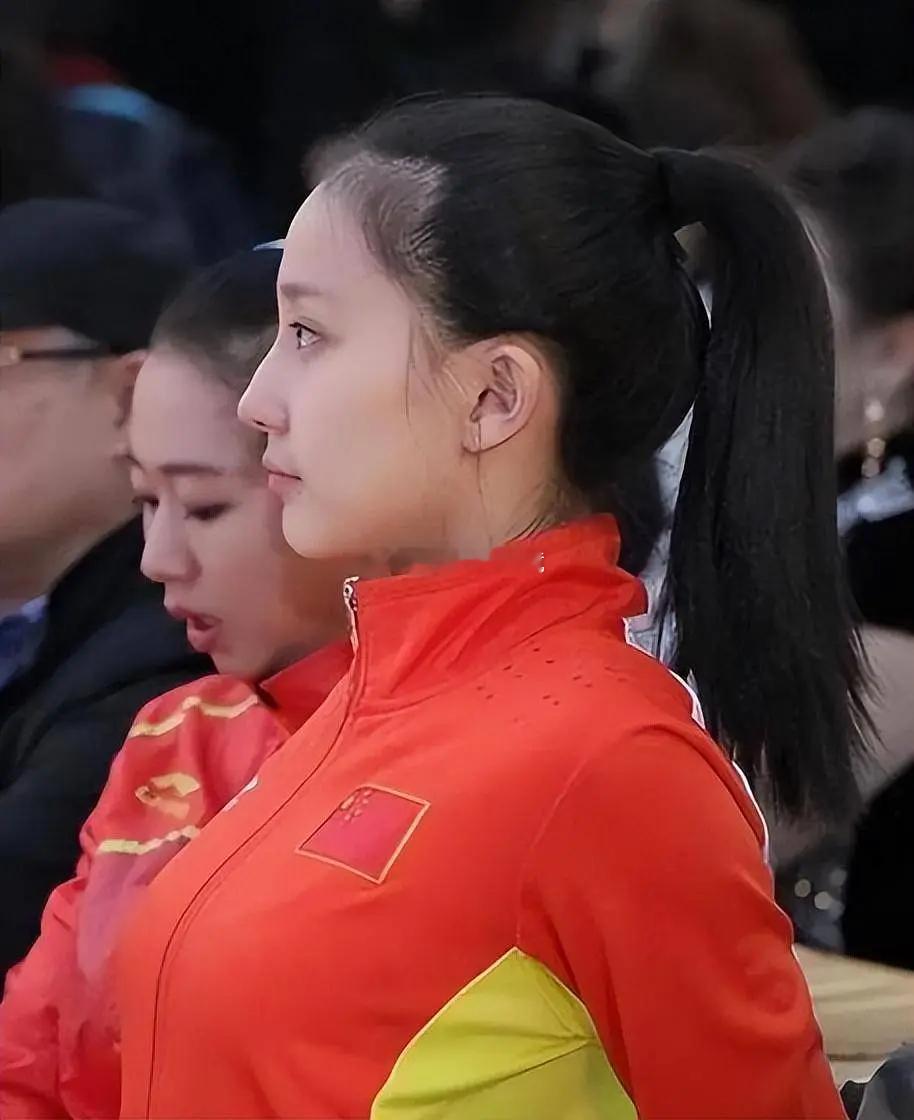 张豆豆走红起源之这张照片为什么会起名挺胸照？ 是不是有点擦边了 