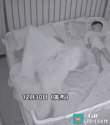 熊孩子突然灵机一动，他的爸爸瞬间没有了尿性。
小男孩的爸爸半夜到卫生间，小孩子就