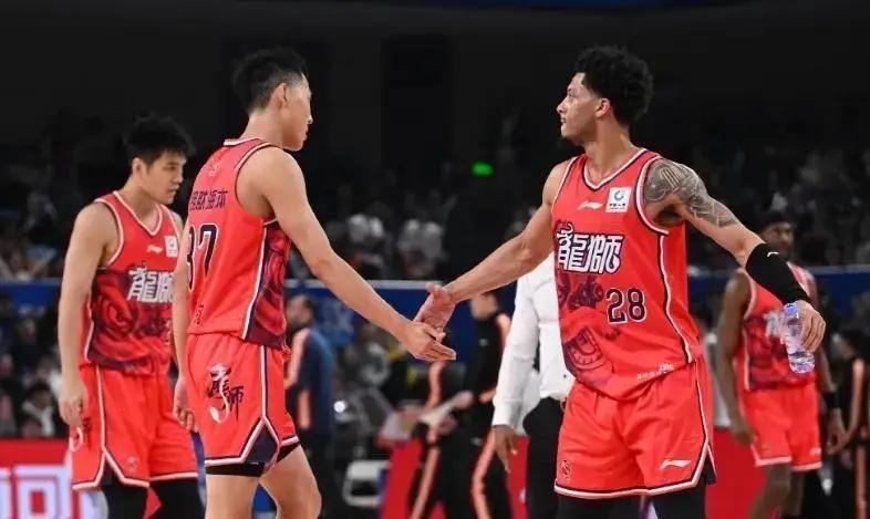 广州龙狮队现阶段确实缺少一个可以控场的一号位，由于窗口期规则的限制，广州龙狮队就