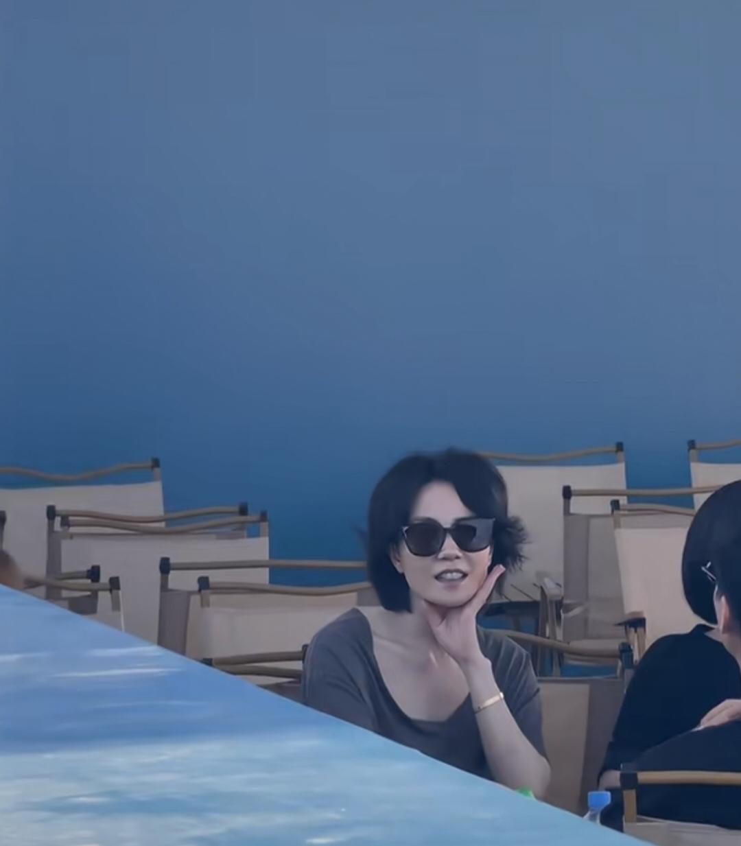 王菲带小女儿李嫣来阿那亚看大女儿窦靖童的音乐会，
王菲一来，
直接成了现场的焦点