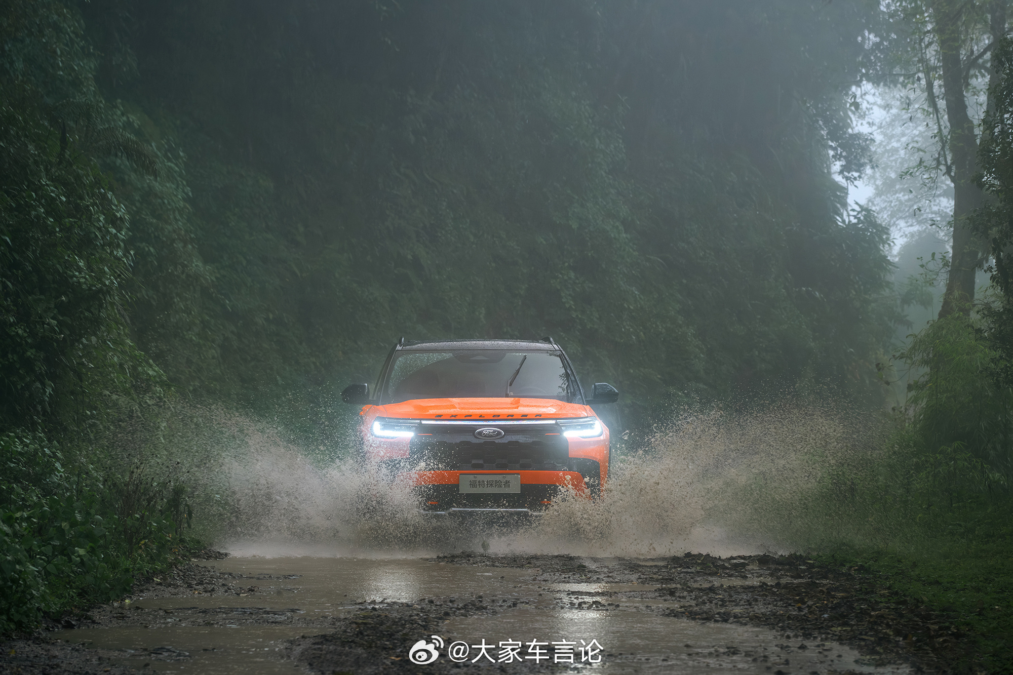 全新福特探险者昆仑穿越版上市，售价36.98万元。新款首次采用五座布局，加上之前