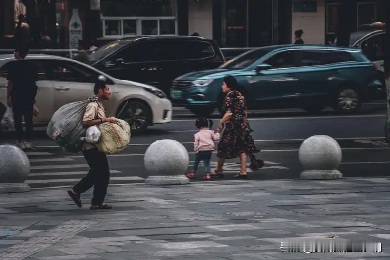 看到“观红尘百态”这个上联，一下子就来了兴致。对联讲究对仗工整、意境相符。我觉得